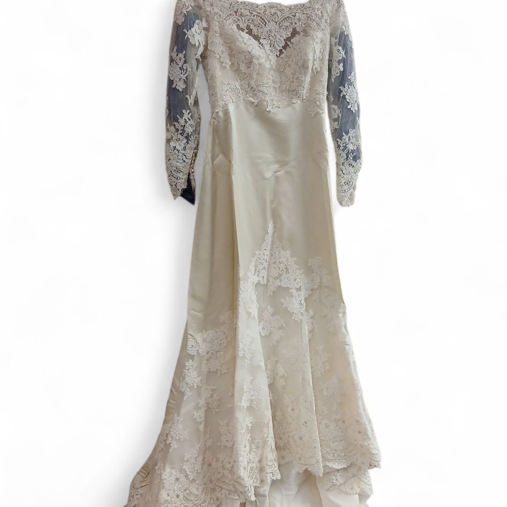 Cream Gold Gown with Sweetheart Neckline and Bishop Sleeves